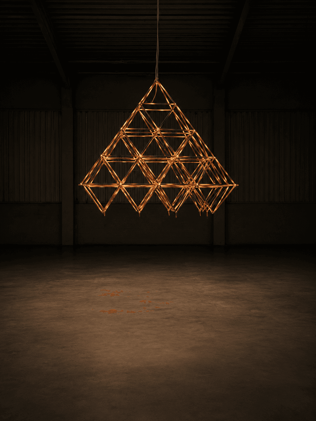 «Павук традиційний», 2026 р., 80 × 80 × 80 см, солом’яні трубочки, LED